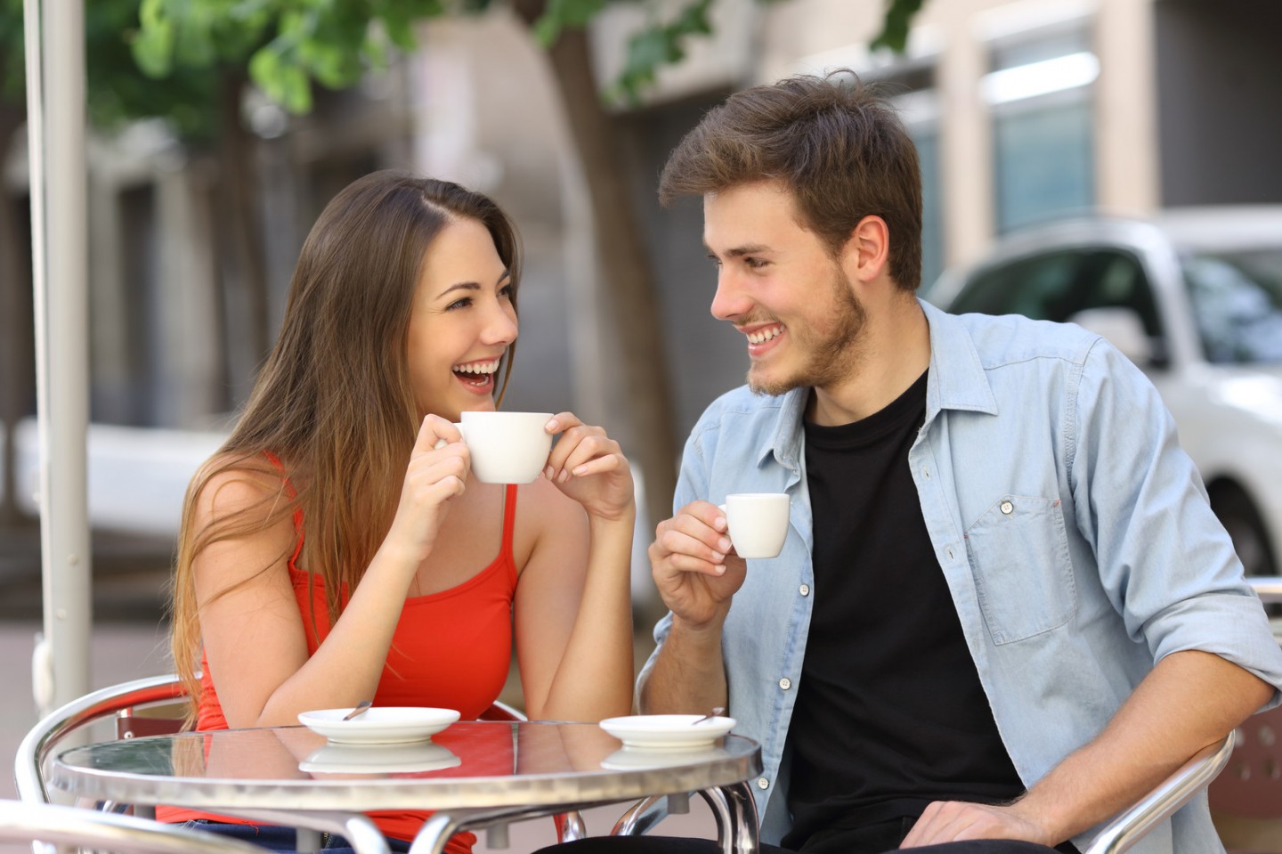 10 Powerful Photo-Posting Strategies to Attract Women