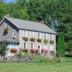 7 Ways Roofing Design Can Complement Gardens and Green Spaces