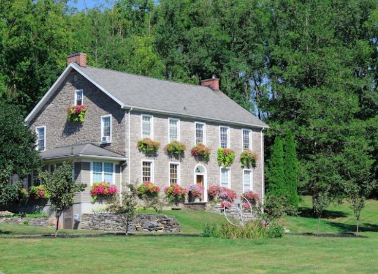 7 Ways Roofing Design Can Complement Gardens and Green Spaces